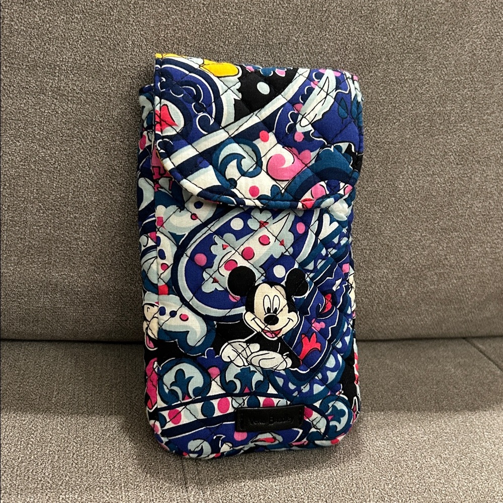 Vera Bradley Disney Carson Cellphone Crossbody “Mickey’s Whimsical Paisley” 💙🩷